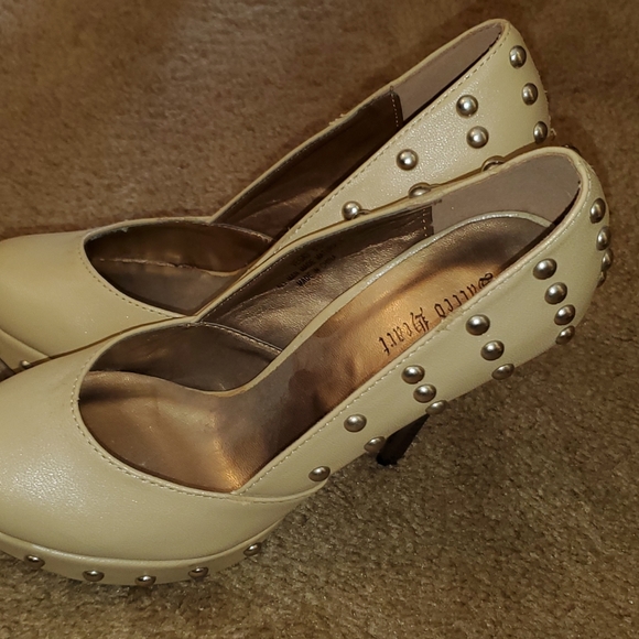 Nude High Heels with Gold Accents - Picture 10 of 16